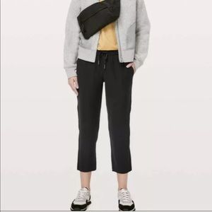 Lululemon on the fly crop woven 23”joggers Sz 10